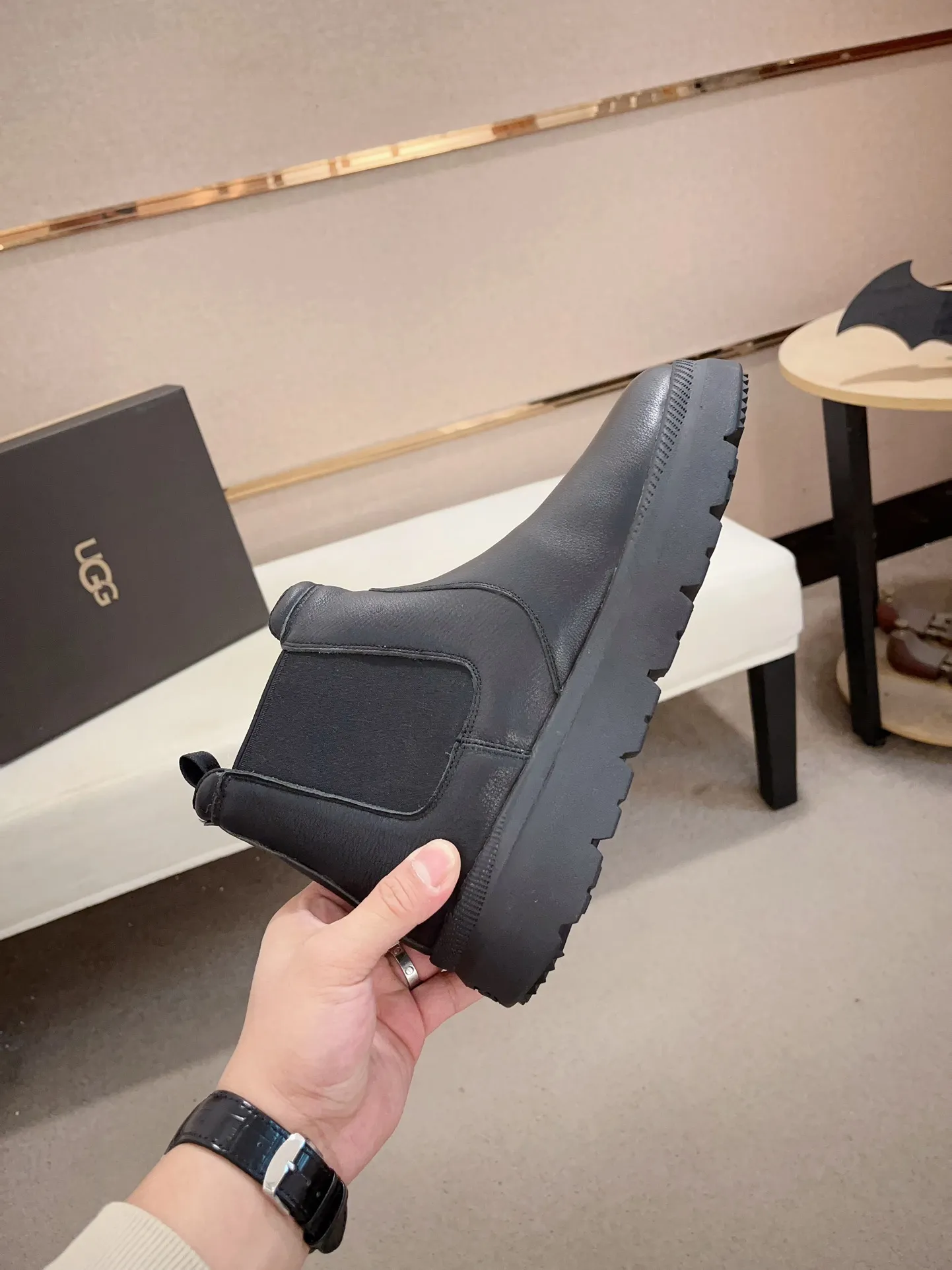 Men's shoes💰: 600💰(high-end goods) UGG❄️❄️Latest model 1:1⃣️quality, fabric: high-end quality first-layer cowhide imported from Europe. Lining: wool lining, sole: pure imported rubber foam outsole. ❤️High-end goods, fine workmanship, trendy and fashionable. The fit is very classy. If you know the goods, you will definitely not be able to refuse😍😍Code number: 41-45. Can be customized 46.47.